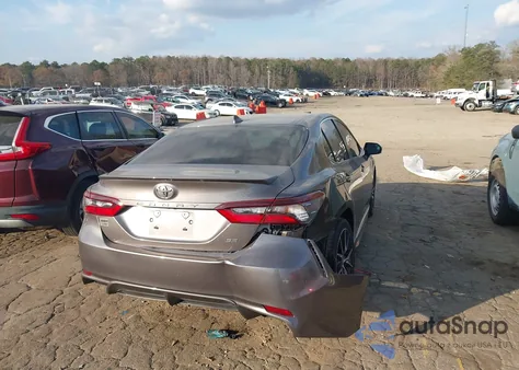 2022 Toyota Camry Se z USA, uszkodzony, nr VIN 4T1G11AK5NU715613